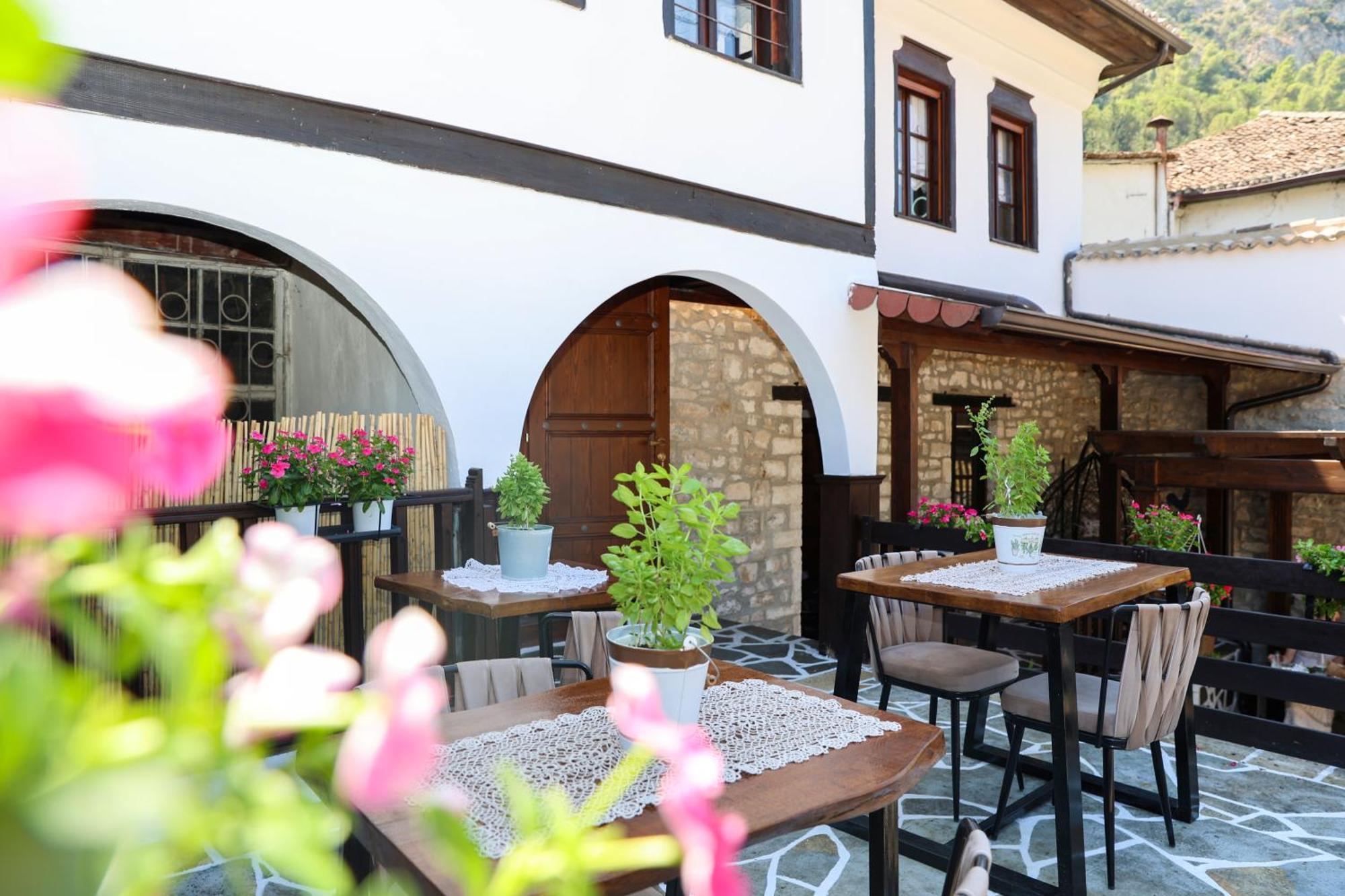 Ador Boutique Hotel เบราท ภายนอก รูปภาพ